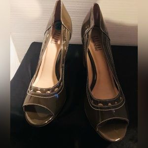 Women hunter green heel shoes. Size 8